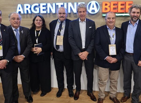 El secretario Pazo mantuvo encuentros con empresariosde la cadena ganadera en el stand del IPCVA en la SIAL París 2024