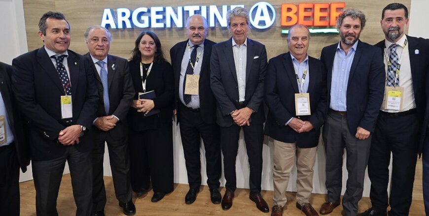 El secretario Pazo mantuvo encuentros con empresariosde la cadena ganadera en el stand del IPCVA en la SIAL París 2024